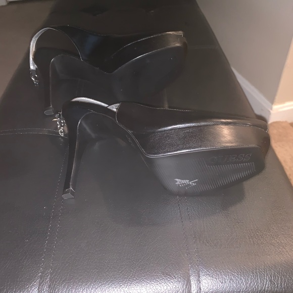 Brand New Guess Sandals - Picture 3 of 4